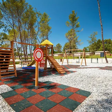 2 Bedroom Awesome Stacaravan In Vabriga 5*