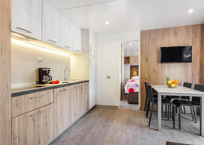 2 Bedroom Awesome Stacaravan In Vabriga 5*