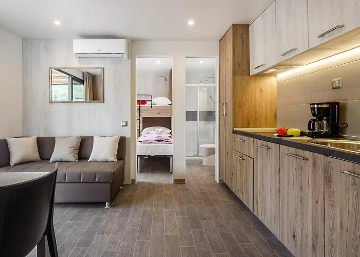 2 Bedroom Awesome Stacaravan In Vabriga 5* 포레치