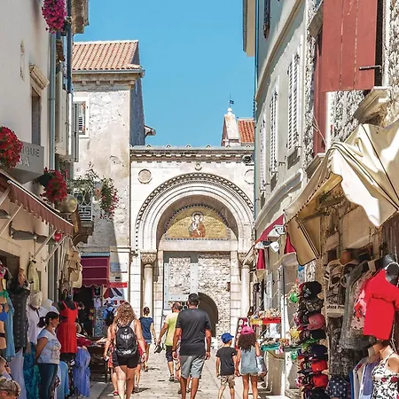 2 Bedroom Awesome Stacaravan In Vabriga