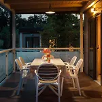 2 Bedroom Cozy Stacaravan In Vabriga Campeggio