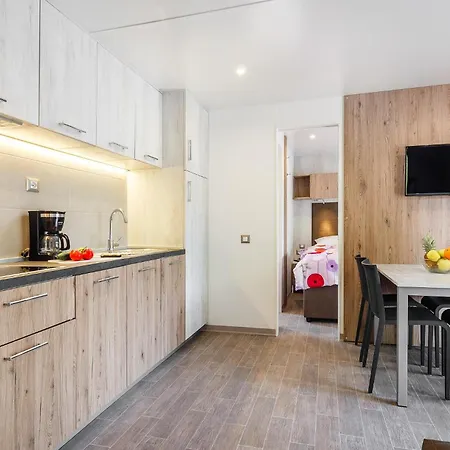 2 Bedroom Awesome Stacaravan In Vabriga 5*